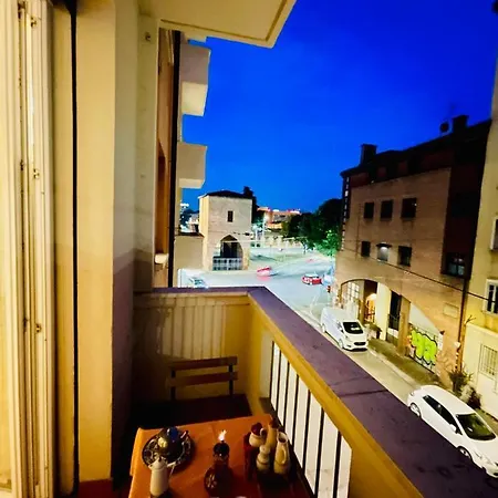 Castle Door House - Single With Double Beds Near Train Station Maison d'hôtes *